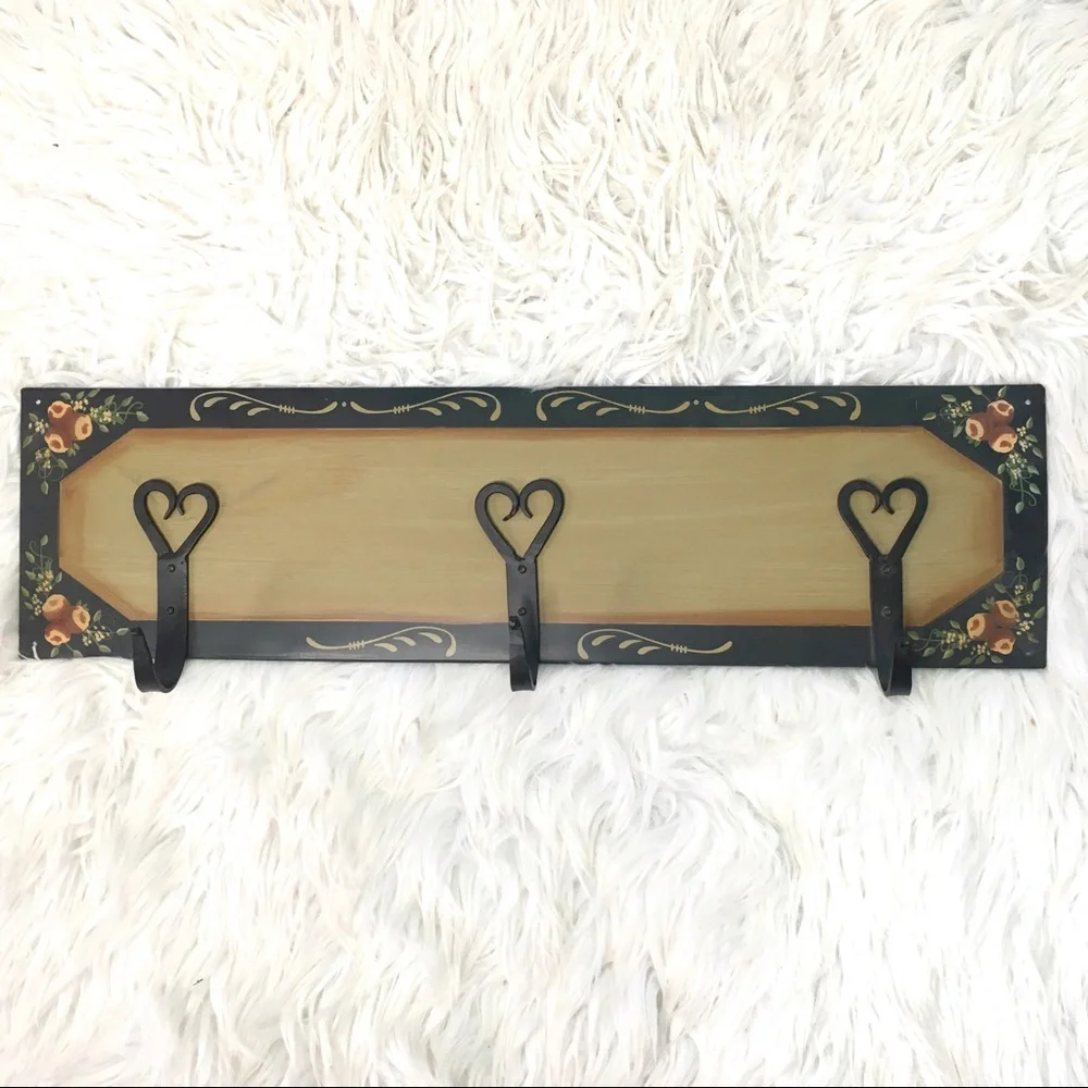 METAL PAINTED FLORAL COUNTRY SIGN WITH HOOKS